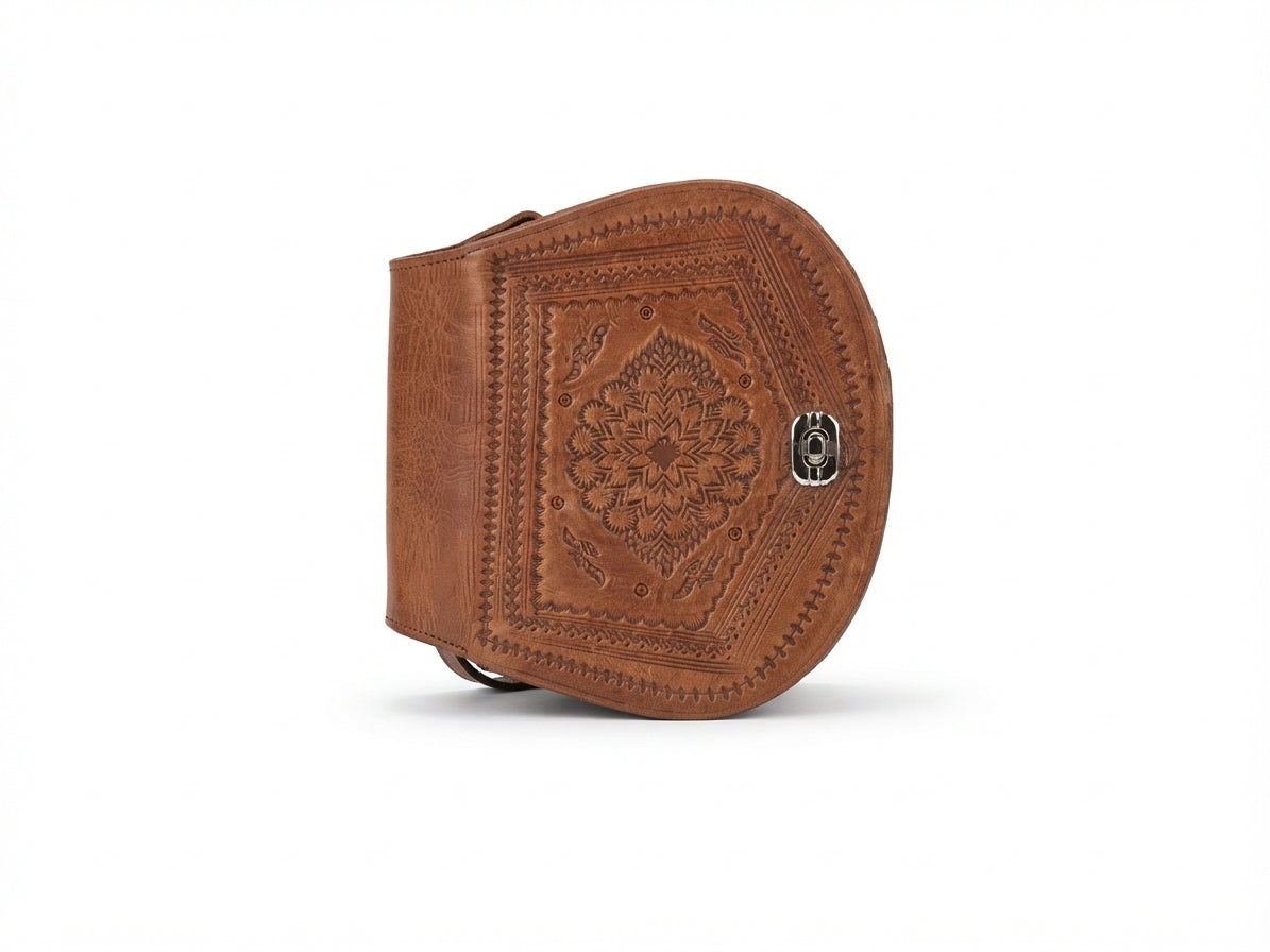 Bolso de Cuero Genuino Estilo Silla de Montar — Artesanal con Grabado Floral y Cierre Metálico (Marrón Envejecido)