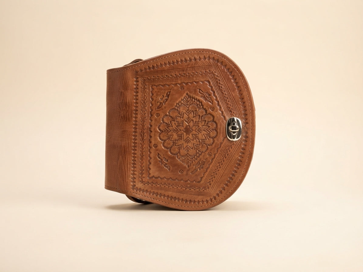 Bolso de Cuero Genuino Estilo Silla de Montar — Artesanal con Grabado Floral y Cierre Metálico (Marrón Envejecido)
