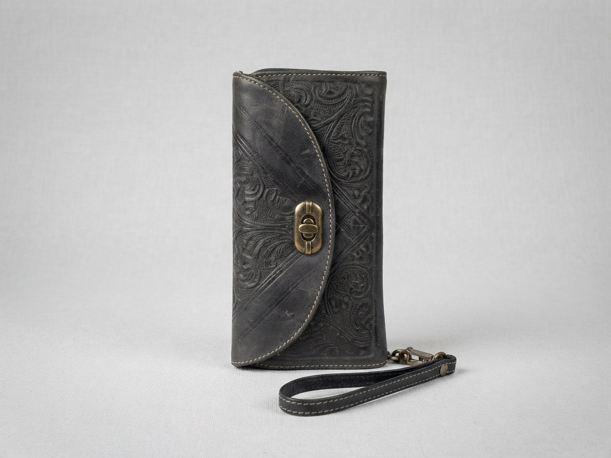 Cartera de Cuero Genuino Grabada con Cierre Metálico y Correa de Muñeca (20x10 cm)