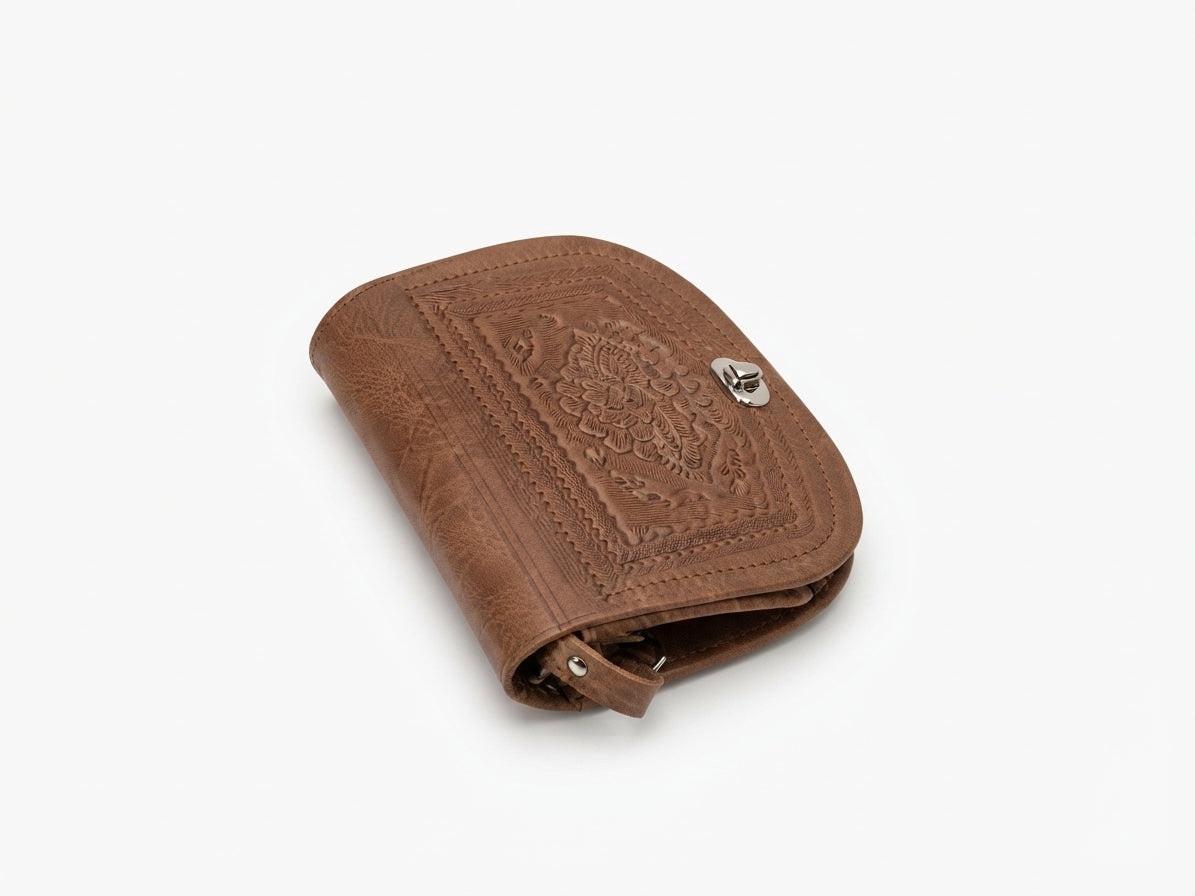 Bolso de Cuero Genuino Estilo Silla de Montar — Artesanal con Grabado Floral y Cierre Metálico (Marrón Envejecido)