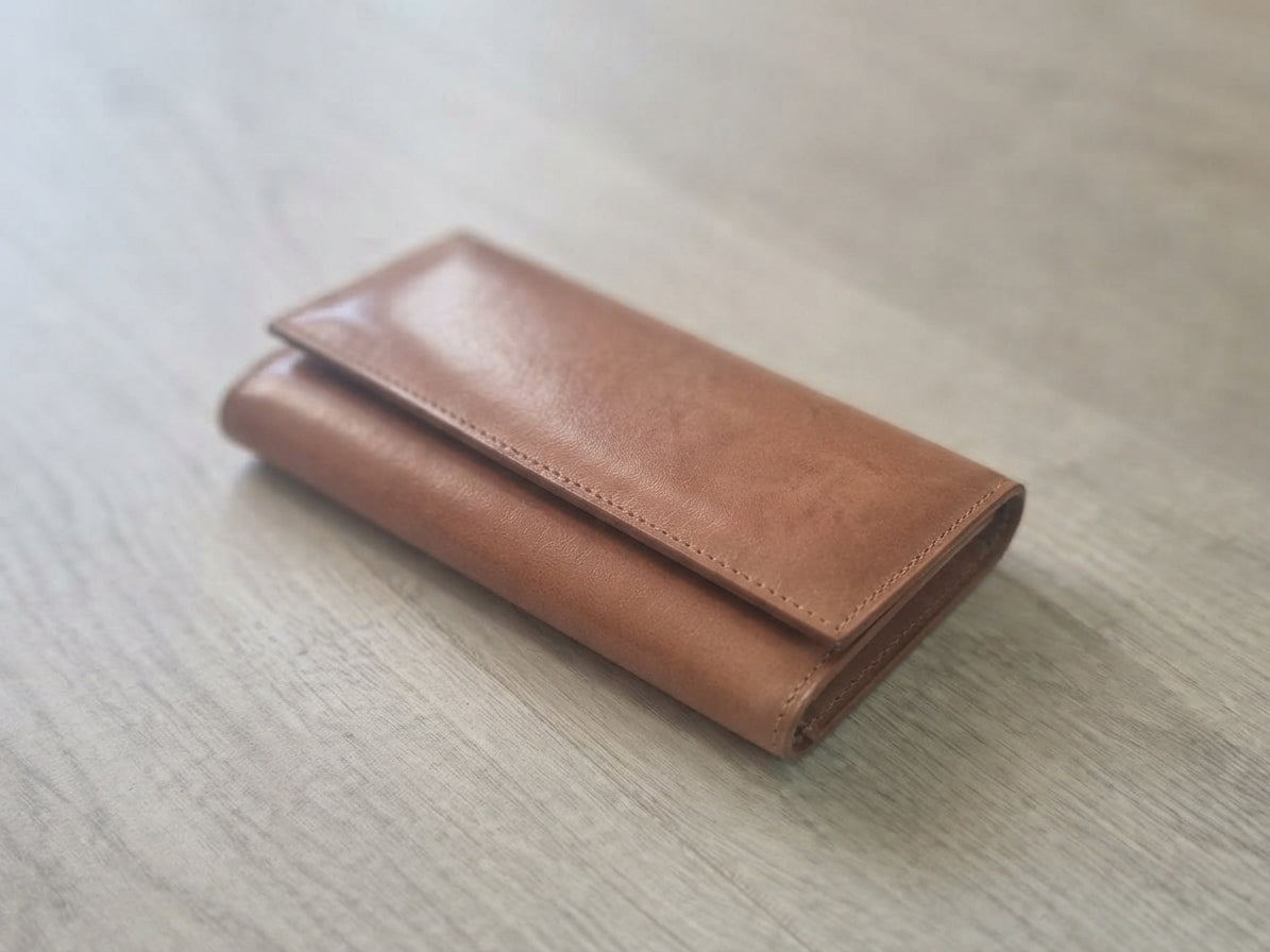 Cartera de Piel Elegante para Mujer – Gran Capacidad y Cierre de Solapa (18x11 cm)